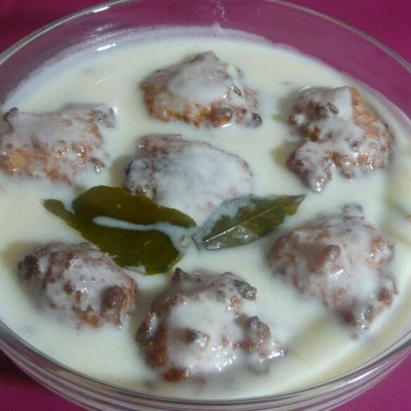 Maharashtrian Kadhi with Pakoda